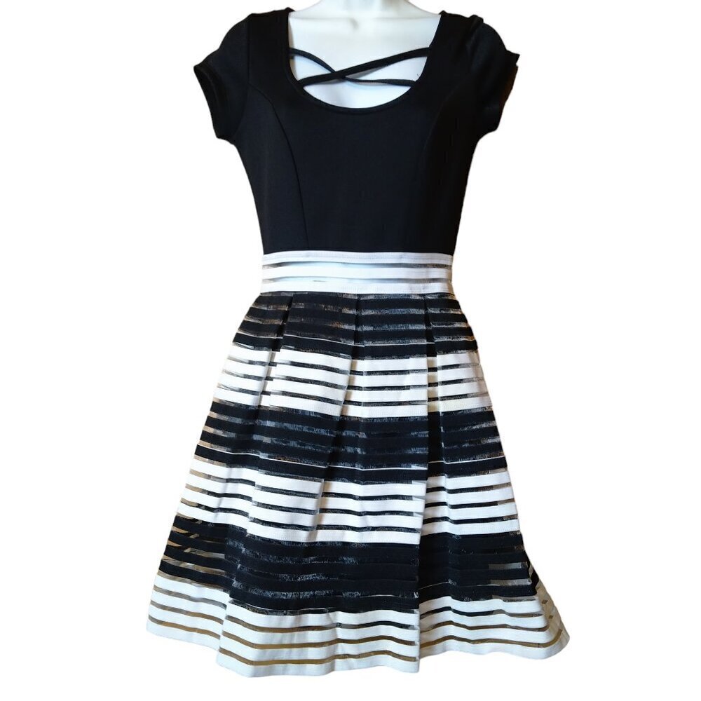 Trixxi Black/White Fit & Flare Short Sleeve Size 3 Dress Party Feminine